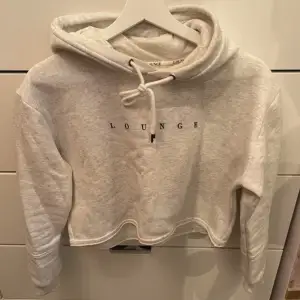 Croppad hoodie från lounge, säljs inte längre på hemsidan, i princip ny🤍