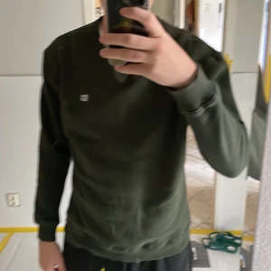 Lee crewneck - Lee sweatshirt mörkgrön Skick: nyskick då den bara använts en gång Storlek: M i regular fit