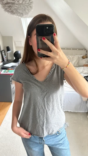 Zadig voltaire tröja - Zadig voltaire t-shirt, grå med vit text bak på ryggen🤗 så cool och faller snyggt!