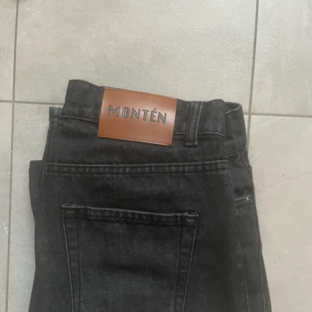 Jeans från MONTÉN | storlek 32/32 | skicket på jeansen är väldigt bra | pris 400kr. Jeans & Byxor.