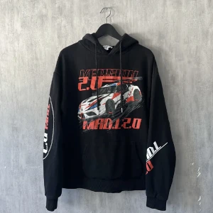 Bil hoodie  - Säljer denna snygga bil hoodien ifrån Madlady. Fint skick, tryck fram och bak. 