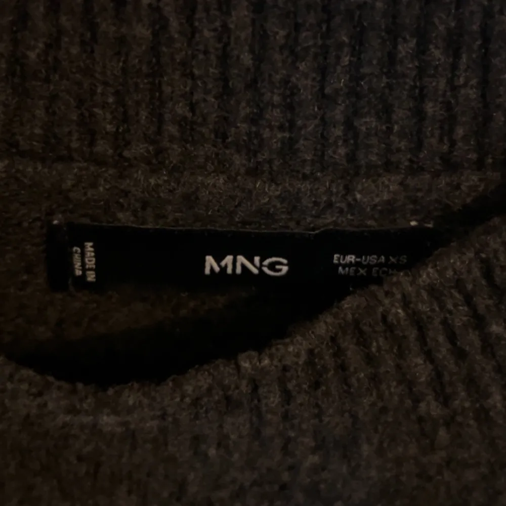 grå stickad tröja från mango. I storlek xs men är större i storleken. Köptes för 499kr och säljer för 299kr+frakt. Bra skick. Skriv för fler bilder eller frågor💕💕. Stickat.