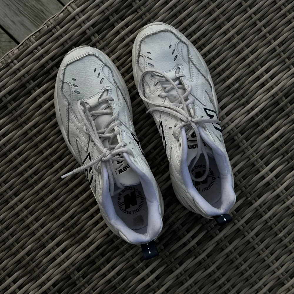 Skiiitsnygga new balance sneakers (608:or). Helt nya, använda 2 gånger. Fräscha och utan defekter! Vita med mörkblå detaljer.. Skor.