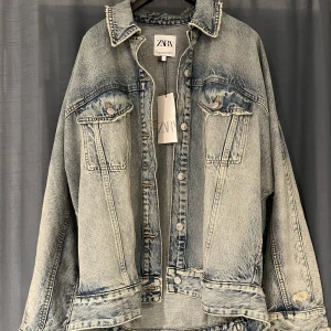 Jeansjacka - Jeansjacka från zara aldrig använd lapp kvar 💓