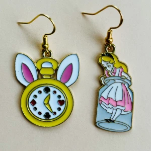 Alice i underlandet örhängen 💕 - Nickelfria krokar och fri frakt 💕