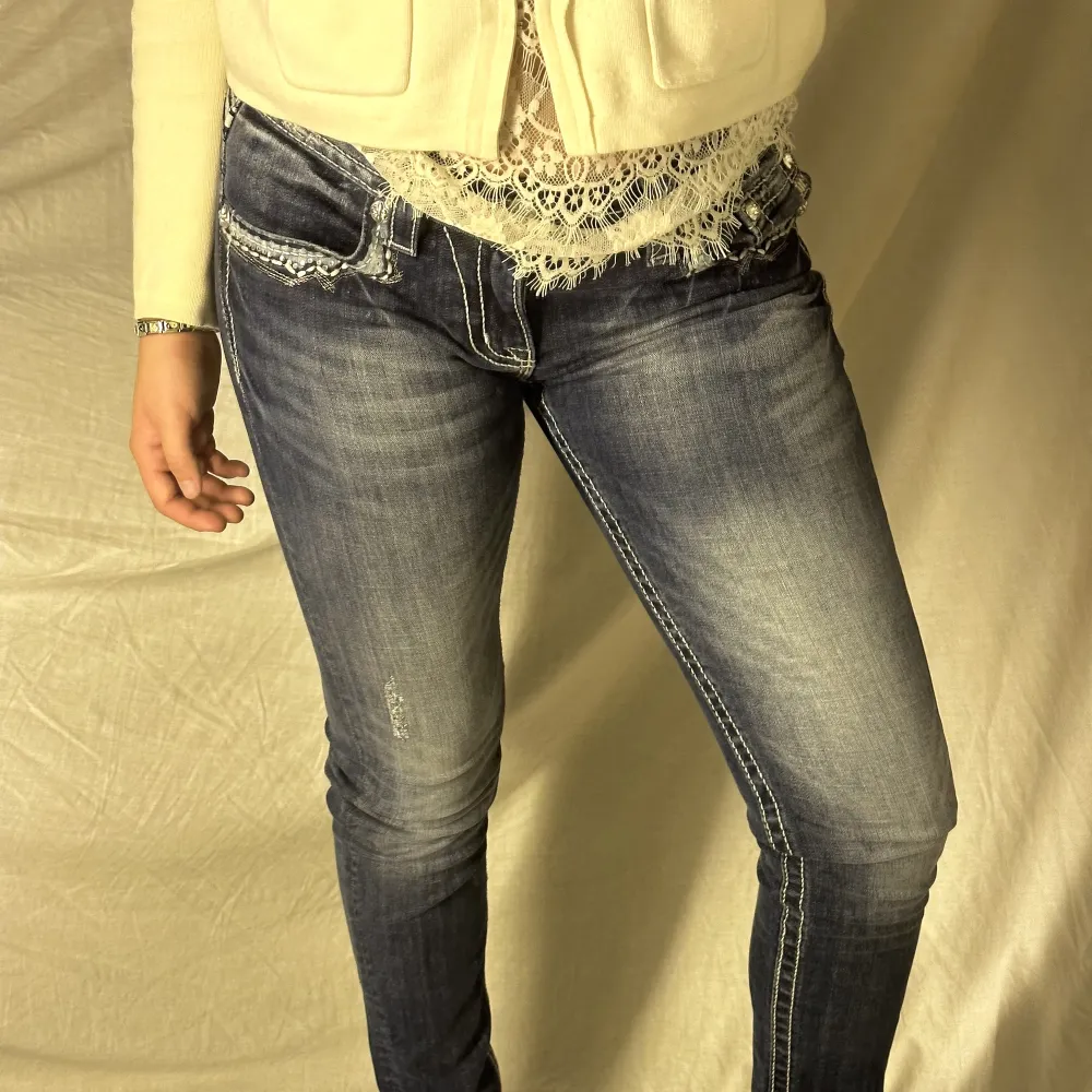  Super fina miss me jeans som är vintage ! skinny modell !    säljer för att jag ej använder de.    Förhandlingsbart pris! 🩷🪩. Jeans & Byxor.