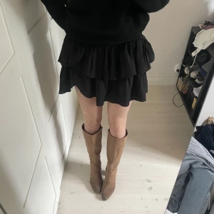 Neo noir kjol - Säljer min fina kjol från neo noir. Köpt på Plick men i gott skick💕