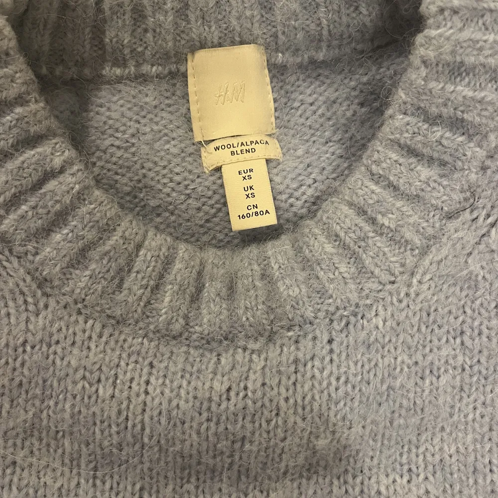 Superfin ljusblå stickad tröja från hm. Till största del gjord av ull och alpacka! Använd ett fåtal gånger så mycket fint skick😊. Tröjor & Koftor.