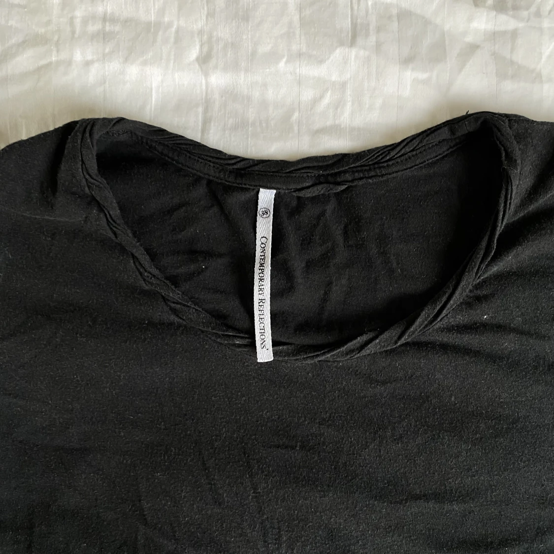 Svart T-shirt med snygg urringning  - 90