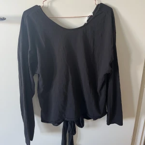 Zara tröja  - Snygg zara tröja med knytdetalj i bak! Perfekt tröja men som tyvärr inte kommit till användning för mig! 
