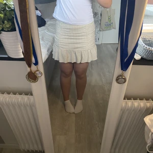 Kjol - En kjol i fint skick som knappt är använd.  Storleken är S men passar nog XS också