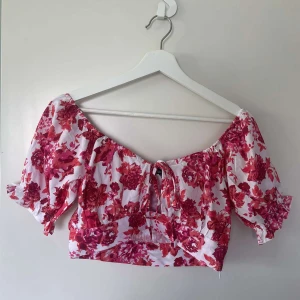 Blommig topp  - Blommig topp från bohoo. Dragkedja i sidan, bra kvalité och bekväm. Perfekt till en kjol eller shorts. 