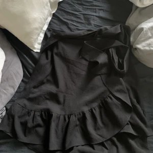 Svart kjol - Svart kjol från vero Moda💞 säljer för att jag inte använder💞 storlek xs