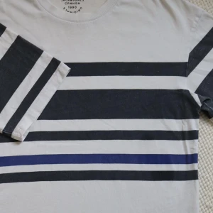 Overzised t-shirt med tryck - Tröjan är i övrigt bra skick, trycket är något slitet (syns på bilden). Obs baksidan är helvit. Säljs pga för liten. 