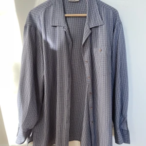 Rutig skjorta i oversize - Härlig oversize-skjorta i väldigt mjukt och skönt material!⚡️ Säljer då den inte kommer till användning