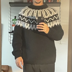 Stickad tröja - Stickad tröja köpt på second hand. Använt 3-4 gånger så skicket är väldigt bra!