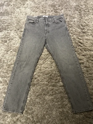 Jack and Jones jeans, gråa - I princip helt nya Jack and Jones jeans i super snygg grå färg. Storlek W29 L30. Säljs då dem tyvärr inte passade mig.  Mvh! 