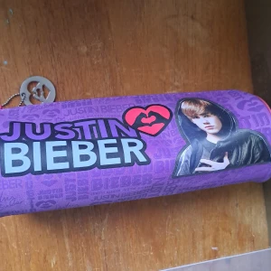 Justin Bieber pennfack  - Pennfack. Pris är diskuterbart vid snabb affär. 💖För mer info skicka pm. Köparen står för frakten. Ansvarar inte för paketet under frakten. 