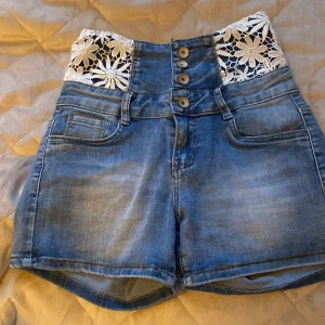 Jättesköna jeansshorts  - Säljer jättefina shorts som är högmidjade men ser ut som lågmidjade när man har en lång tröja på sig. (Man får stå för frakten själv) 