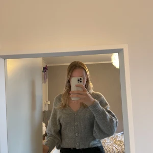 Stickad tröja - Grå stickad tröja med knappar och ballongärmar. Fint skick💖”Premium quality”