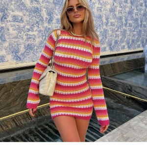 Stickad klänning - Säljer denna fina klänningen då den knappt kommit till användning. 