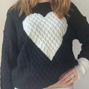 Säljer denna fina stickade tröja med ett hjärta på! Är i fint skick och knappt använd. Kan diskutera pris.