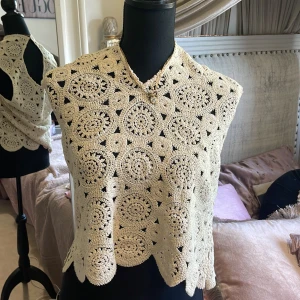 Spets topp - Zara topp i storlek M i nyskick aldrig använd💕🎀