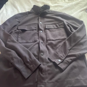 Jacka - Jätte fin jacka från hm herravdelning som aldrig använts, storlek L men skulle sitta snyggt på M som oversize oxå💗