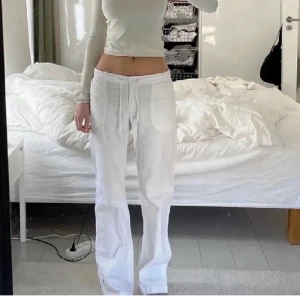 Linnebyxor - Säljer nu mina vita linnebyxor från bonprix i storlek 38. Dem sitter som en oversized 36, i och med att man kan spänna åt med bandet så funkar det bra på någon som har mindre storlek också. Själv är jag 169cm lång och sitter bra i längden. 
