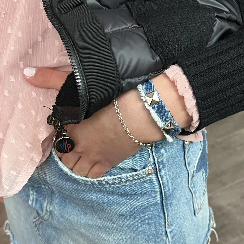 Våra bästsäljare ”jeans armband med nitar” finns nu på plick. Finns i alla storlekar XS-L. Finns o köpa vid våra försäljningar (se plats på instagram som finns i vår bio) men även att hämta upp. !!!!!3 st för 29kr!!!! Skriv vid funderingar och frågor! . Accessoarer.