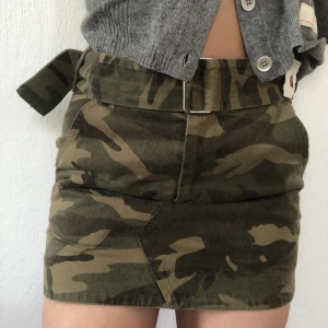 Militär mönstrad kjol med bälte - Fint skick