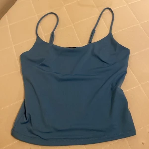 Blå topp från bikbok - Blå jätte fin topp från bikbok i bra skick! Är mer som en S.