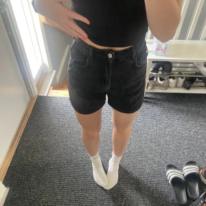 Shorts - Mörkgråa shorts som är ganska högmidjade. Passar storlek S. Sitter ganska tajt runt midjan. 