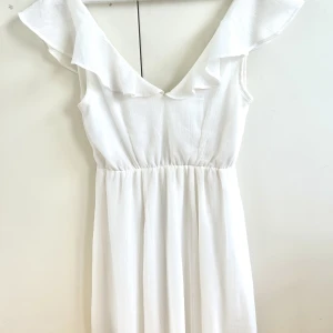 Vit klänning - Vit fin klänning från Vila! Endast använd på en skolavslutning. Mycket fin kvalitet 😍perfekt till student/skolavslutning eller fest! Hör av er om ni vill ha fler bilder eller om ni har några frågor! 🥰