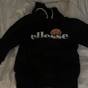 Ellesse Hoodie - Fin hoodie från märket ellesse, använd men i fint skick, trycket har inga sprickor! Den är i storlek S