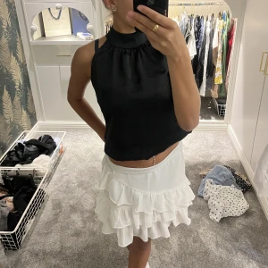 Vit chelsea kjol  - En jätte fon kjol fårn chrlsea som ej kommer till andvändig 💕 Pris kan diskuteras 💕