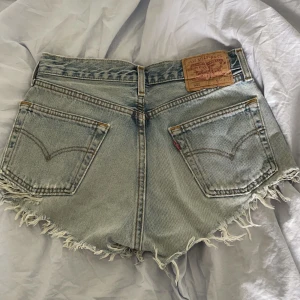 Levis shorts - Säljer dessa as snygga Levis shortsen. De är köpta secondhand och det storleken är tyvärr borta. Men skulle säga att de är i storlek 34/36. De är i mycket bra skick. De är ljusblå.