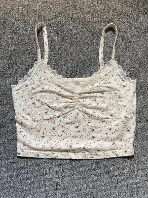 Blommigt linne - Ett sött linne med blommor, vet inte vad märket är för att de inte står. Knappt använd :)