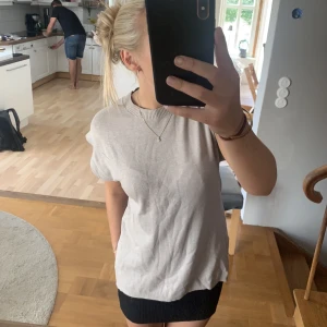 Stickat  - Nyskick! En fint stickad tröja från Kappahl i storlek Xs men skulle säga att den passar från Xs-m. Färgen är beige/grå✨✨🫶🏼