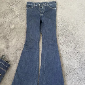 Jeans - Jeans som sitter super snyggt!! Har ett par likadana så säljer dessa!!
