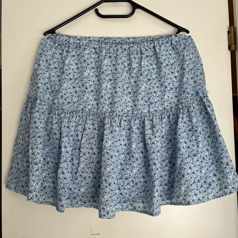Blå kjol från Pamela X NA-KD kollektionen💗Endast använd en gång.. Kjolar.