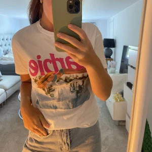 T-shirt zara - Säljer då jag aldrig använt den. Köpt på zara för 2 år sedan. Köparen står för frakt 💕