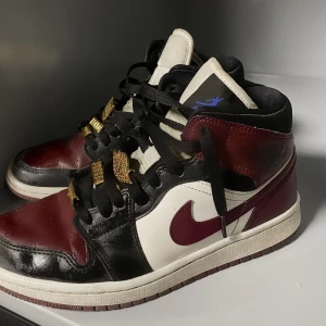 Jordans mid  - Säljer mina jordans mid storlek storlek 38. Köpte för ungefär 3000 men säljer för 1.099 då dom är lite använda, men fortfarande i ett bra skick. 