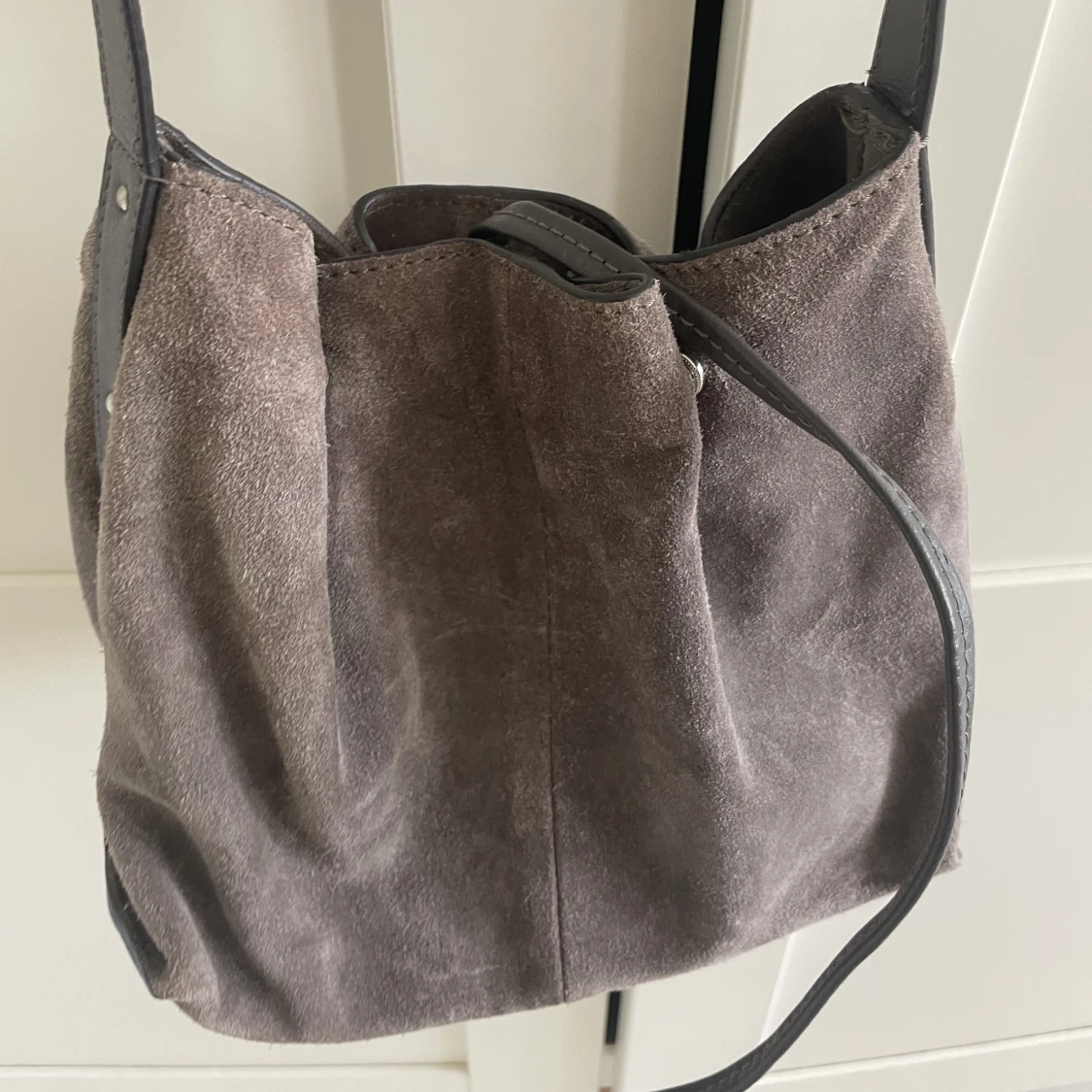 Grå axelremsväska från Zara - 90