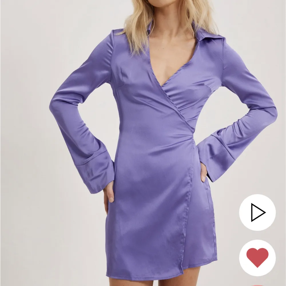 Säljer denna superfina klänningen från Nelly. Den är helt oanvänd eftersom den inte passar. Köpt för 399kr men säljer för 150kr!💕. Klänningar.
