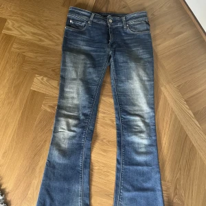 Replay jeans - Jag säljer mina low waist bootcut jeans från replay . Köpta från sellpy från början, Säljer dem pga att de var för små för mig!   Kom gärna med egna bud och fråga om ni vill ha fler bilder!     