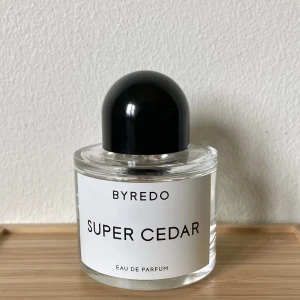 Byredo Super Cedar 50 ml  - Nypris 1600, nästan hela kvar. Luktar jättegott men säljer eftersom jag är känslig mot parfym. Kan mötas upp i Stockholm. 