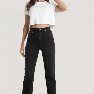 NA-KD high waist raw hem straight jeans - Byxorna är i väldigt bra skicka  Storlek 36 Köptes för 549 kr