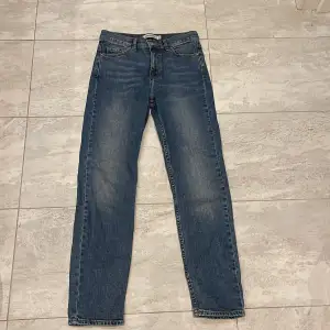 Ett par väldigt sköna och stretchiga jeans ifrån Carin Wester. De köptes secondhand och kom aldrig till användning efter det och är i ett utmärkt skick. (De är i stl 36 men ganska korta) Hör gärna av er om ni har några frågor eller prisförslag!🤍