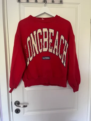 Sweatshirt  - Bekväm sweatshirt ifrån pull & bear💘 nypris 300kr💘 storlek M💘 Pris: 30kr + frakt